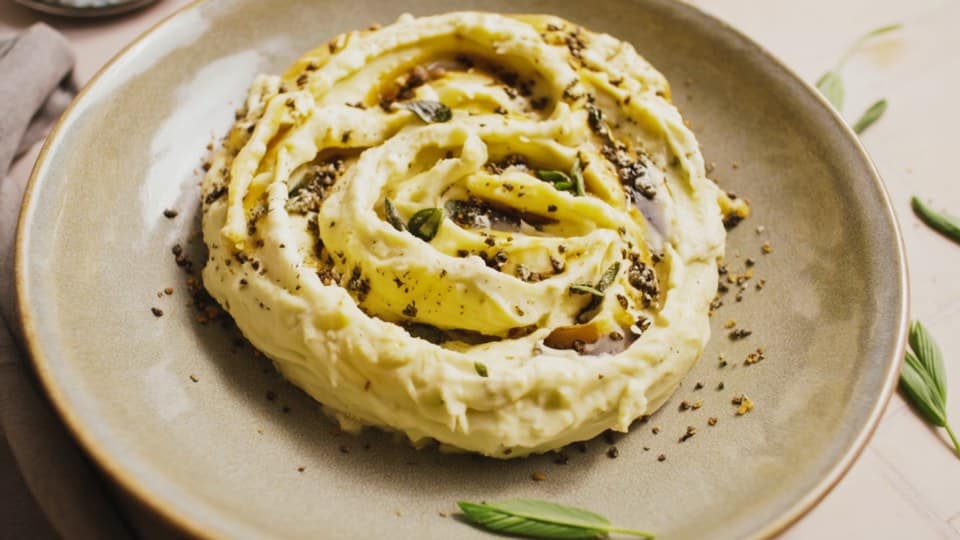 buttery mashed potatoes with garlic